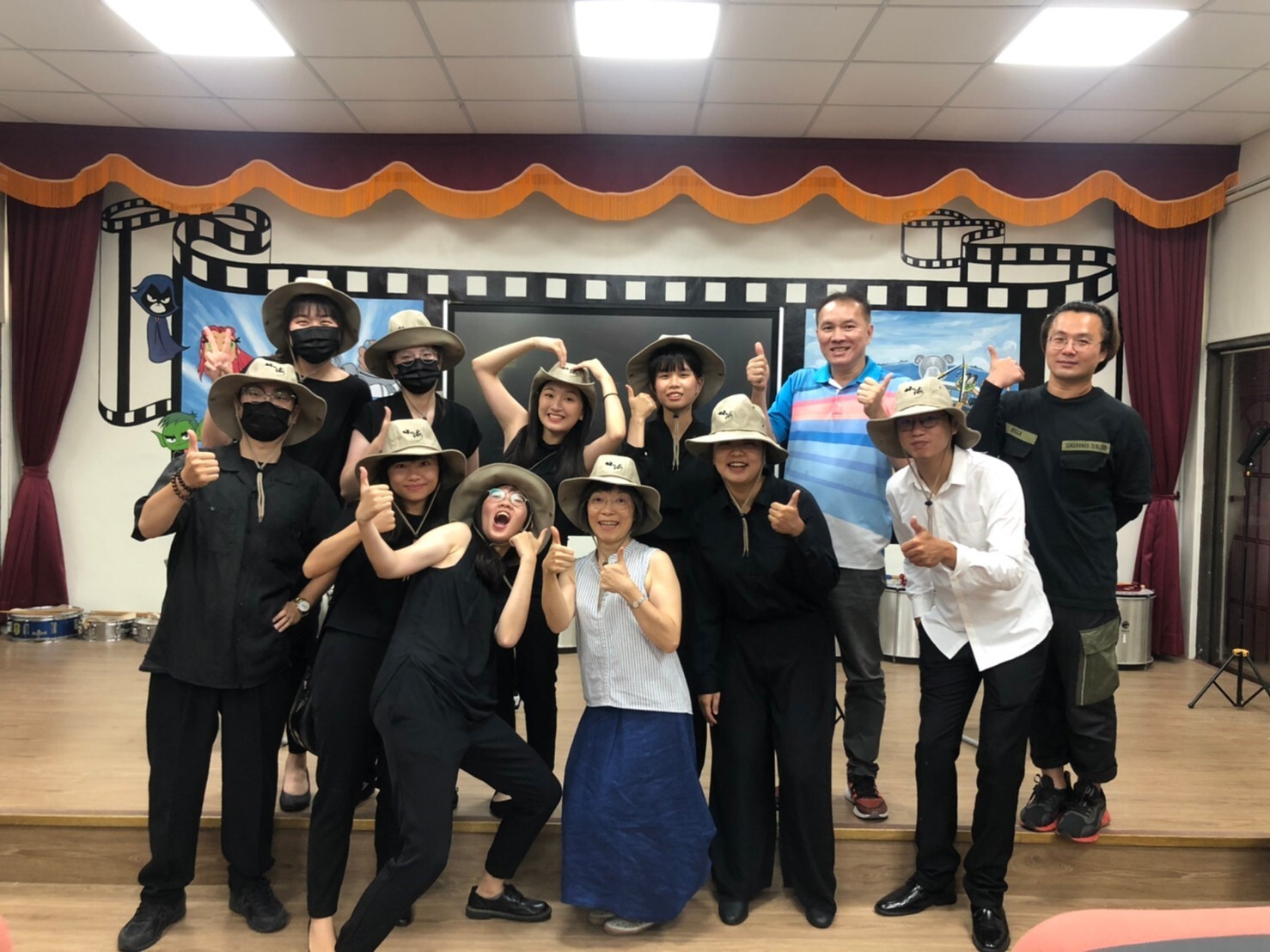 中山大學師生與山海國小師長合影
