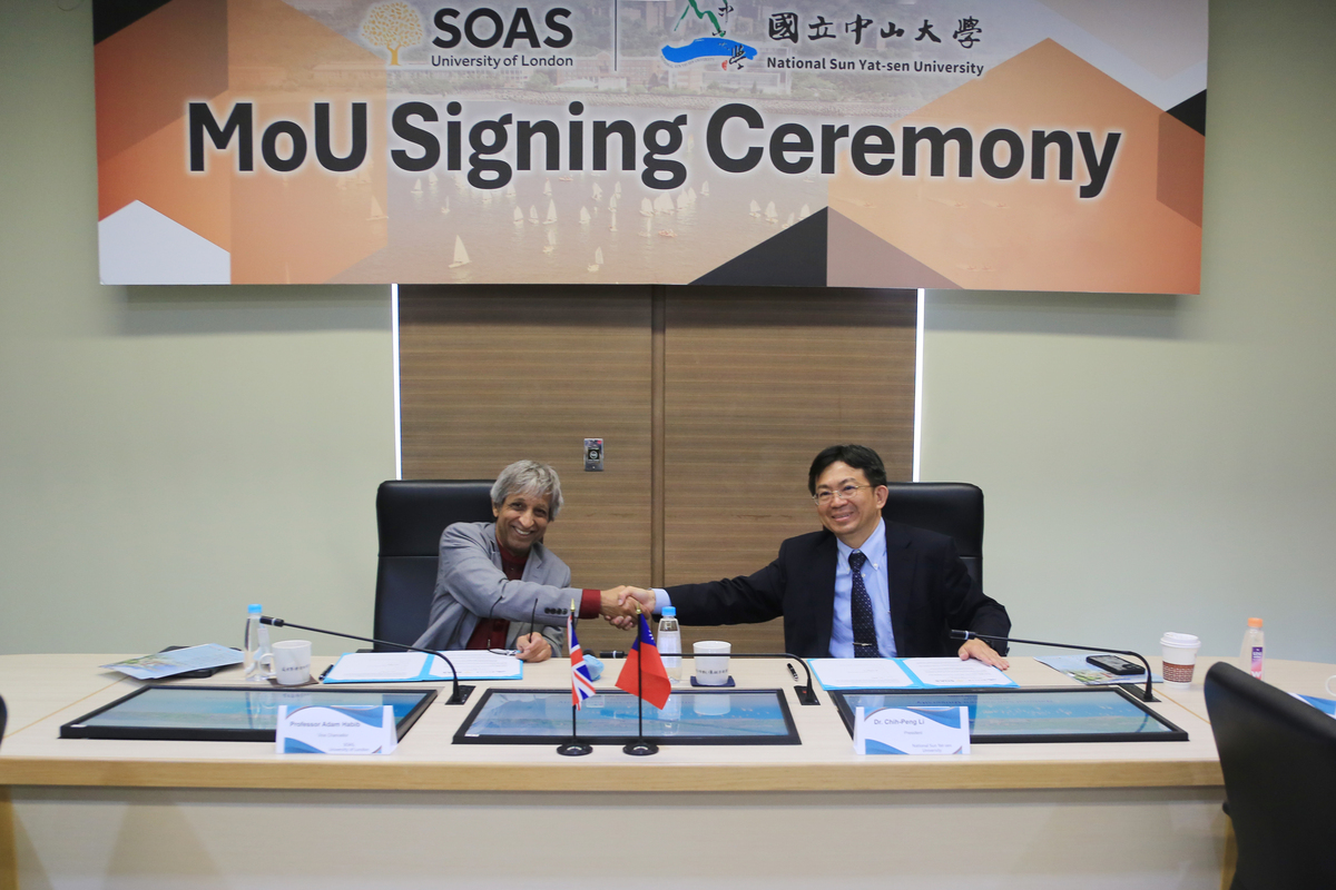 本校李志鵬校長與SOAS哈比校長握手致意