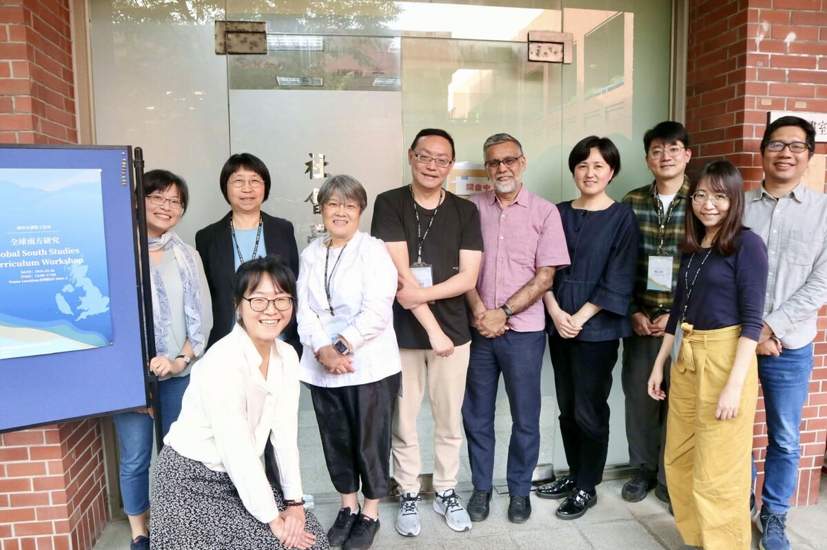 英國Catherine Dolan 教授、人文學院副院長劉婕玉教授及人類學 Sanjay Srivastava 教授與本校社會系萬毓澤特聘教授、陳美華院長等師生合影