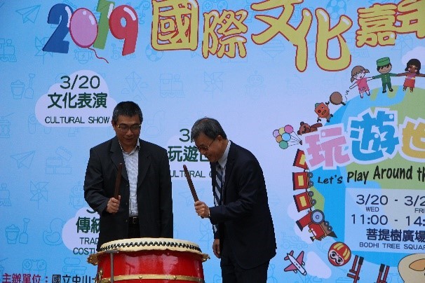 本校鄭英耀校長與郭志文國際長開幕擊鼓