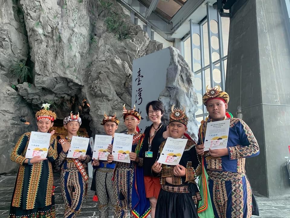 謝百淇教授研究團隊童琳茜碩士生(右三)培訓霧臺國小學生成為海生館授證小小解說員。