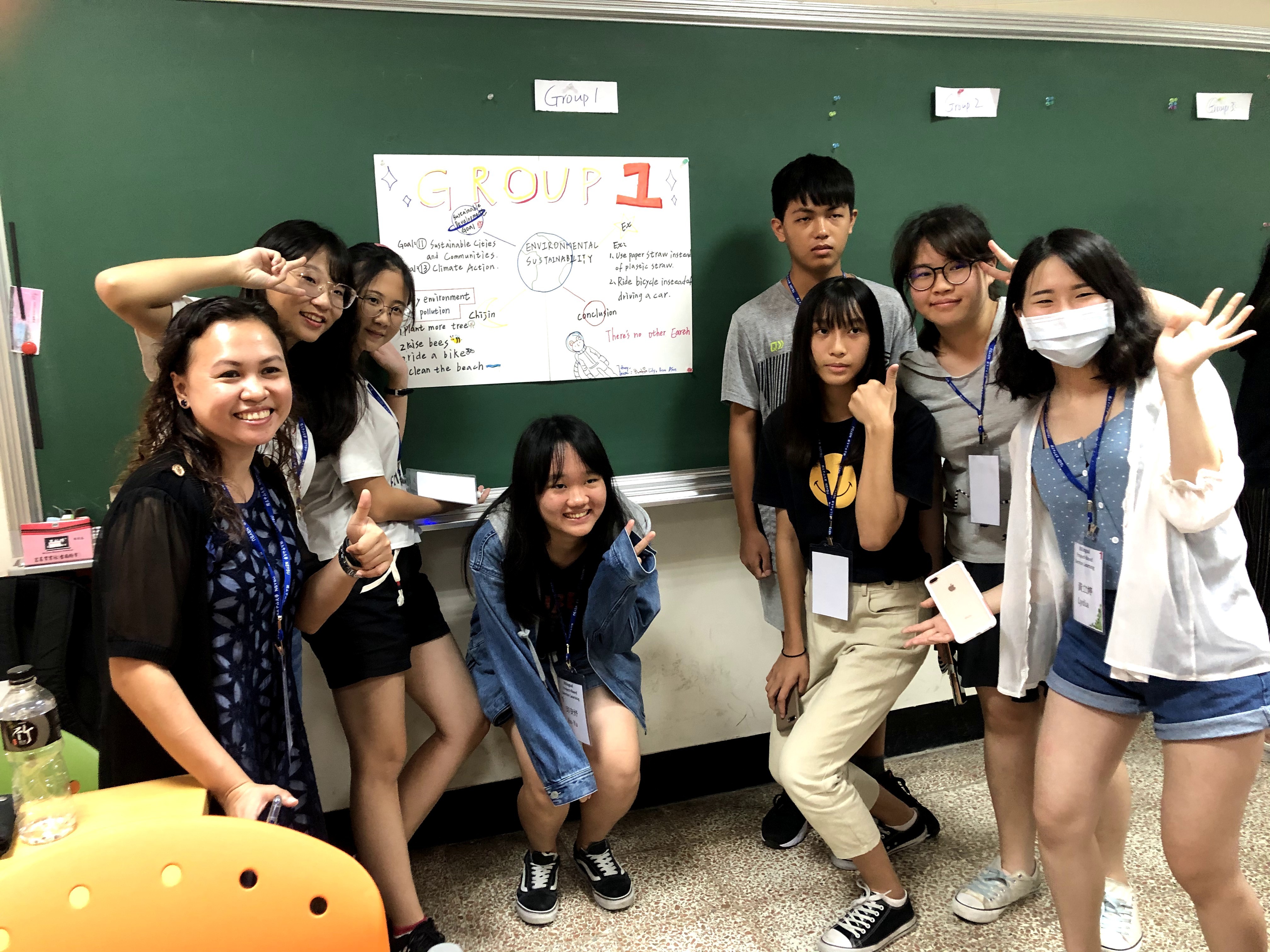 學生分組英文報告合影