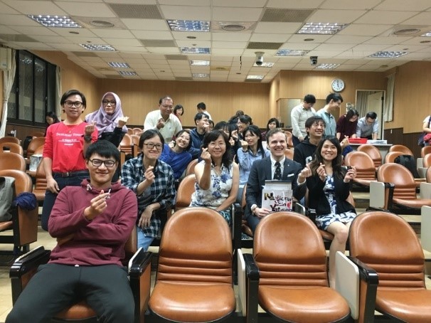 第一場專題演講師生與Dr. Kevin Kester合影