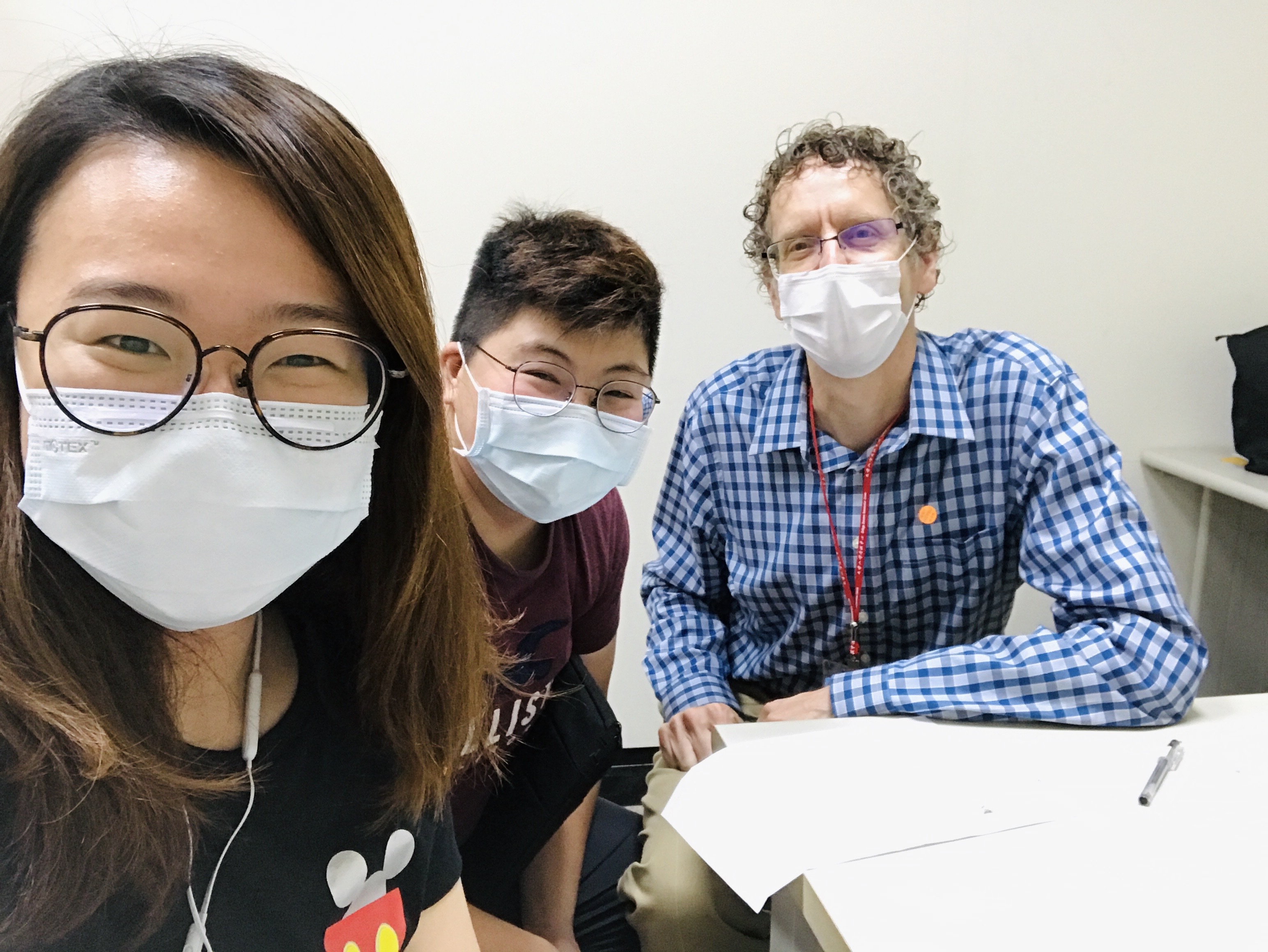 研究生與Dr. Thomas J. Smith討論多元階層回歸研究方法