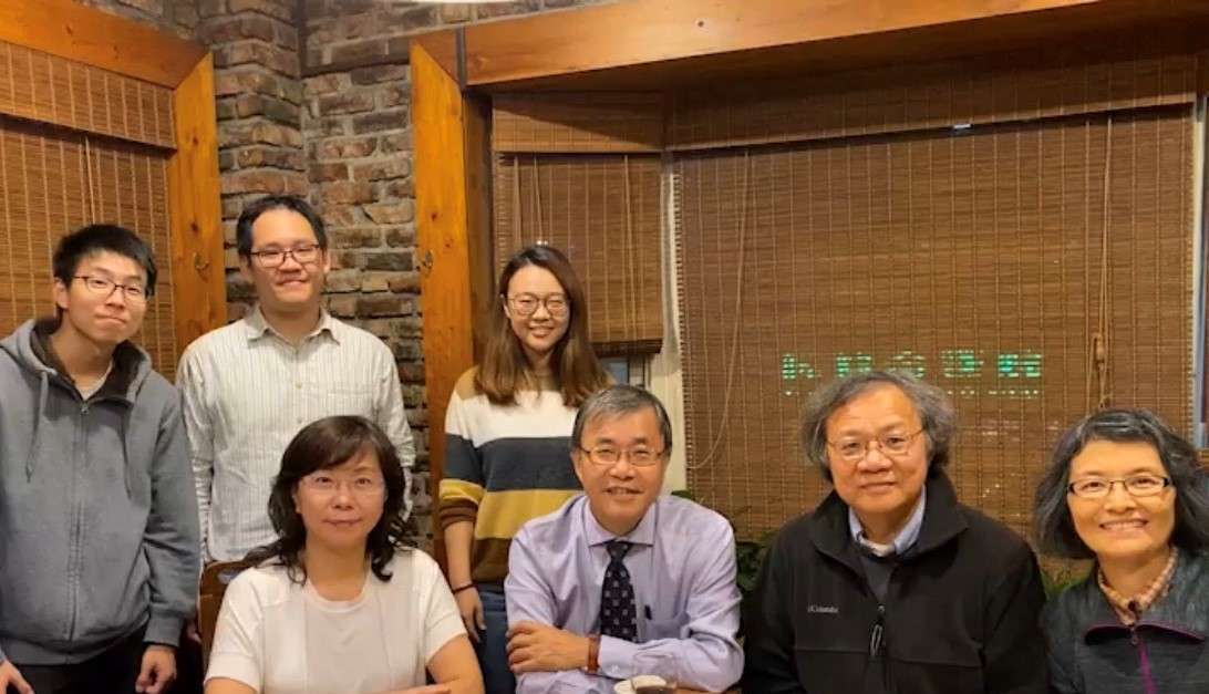 中山大學鄭英耀校長(前排左二)、教育所莊雪華所長(前排左一)、普渡大學張華華教授(前排右二)與學生合影