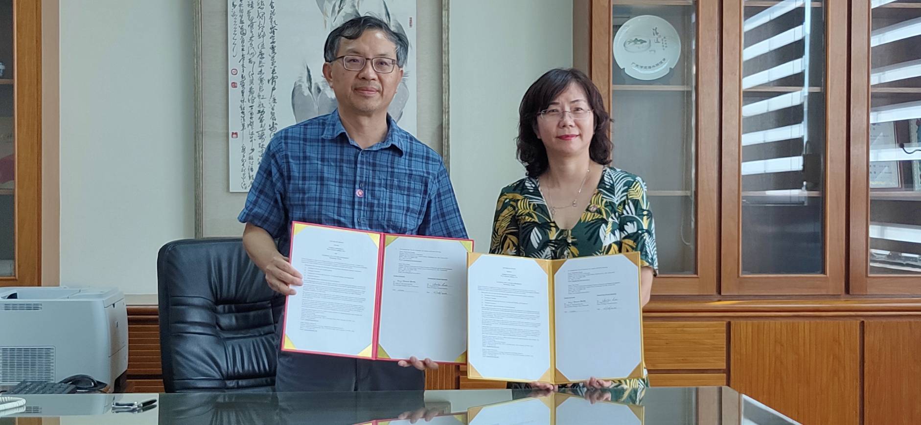 中山大學社會科學院李慶男院長(左)、教育所莊雪華所長與美國普渡大學簽署合作意向書