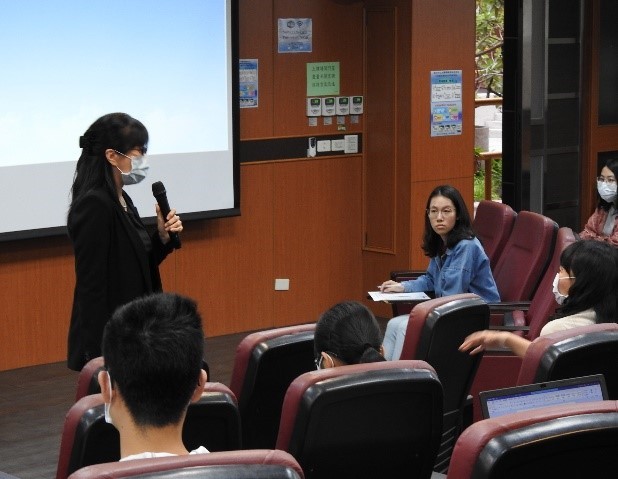 演講互動過程，講者與學生一問一答