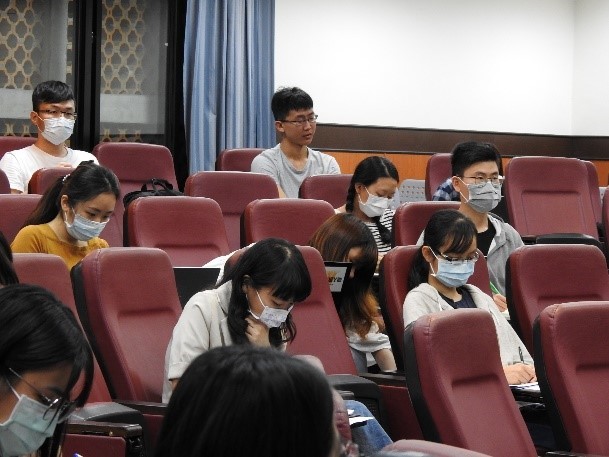 學生專心筆記要點