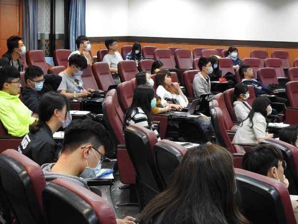 學生專心聆聽演講