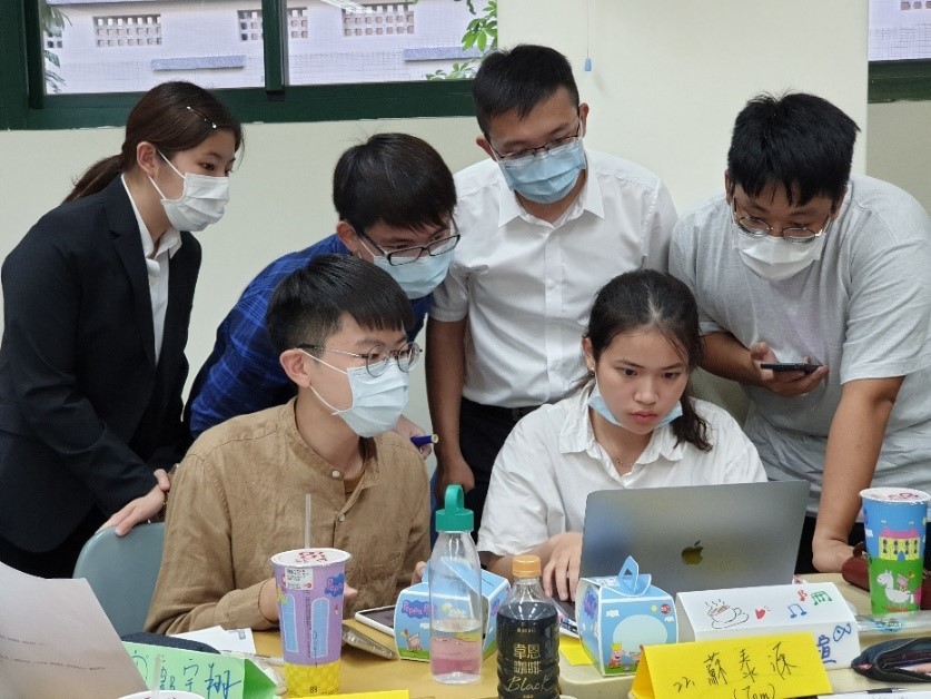 同學分組進行活動討論