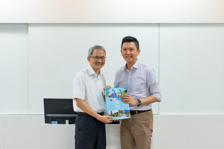中山管院黃院長致贈管院禮品