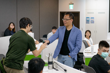 蔡明慶學長與學弟妹互動