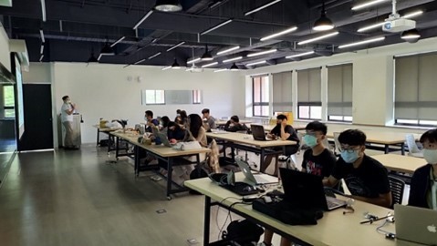講師林士允講解 Arduino開發版