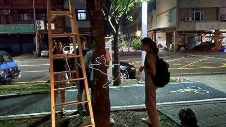 學生將產品固定在樹上