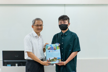 中山管院黃院長致贈管院禮品