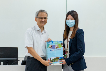 中山管院黃院長致贈管院禮品